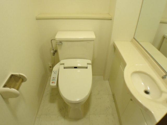 Toilet. Bidet ・ Washbasin.