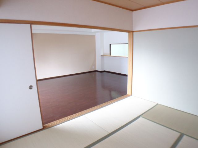Living and room. It will calm the Japanese-style room.