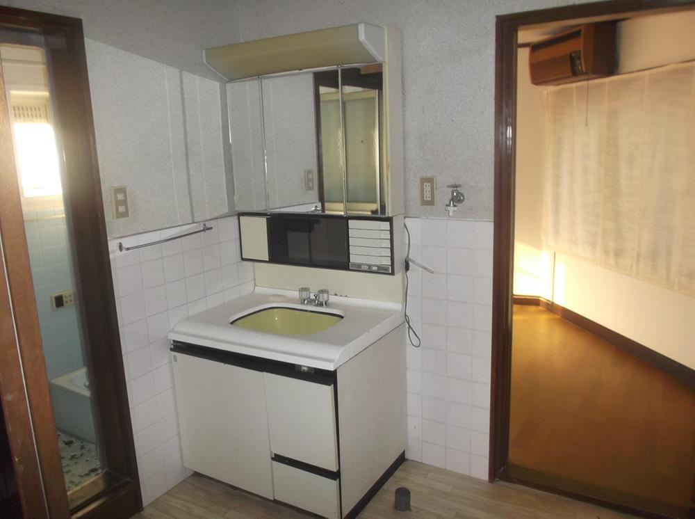 Wash basin, toilet. Indoor (11 May 2013) Shooting