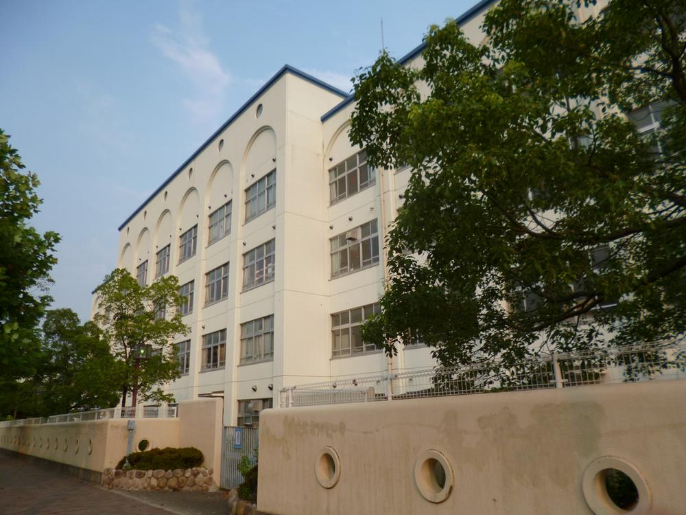 Junior high school. 1820m to Kobe Municipal Motoyama junior high school