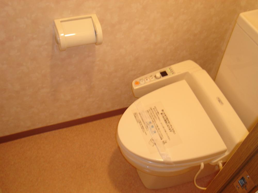 Toilet. With a heated toilet seat