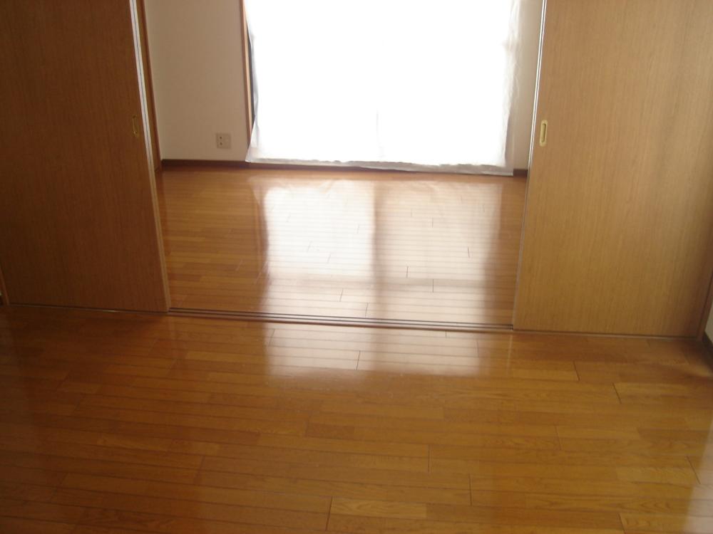 Living and room. It is very bright.