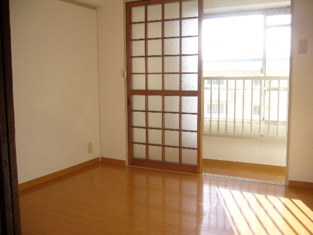 Living and room. Yes Sun Room.