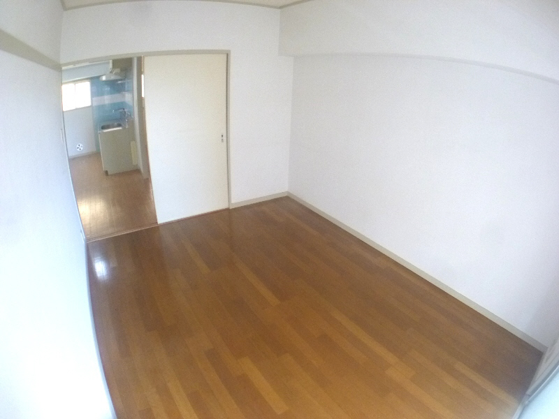 Living and room. There is also a balcony at the Western-style 6 Pledge