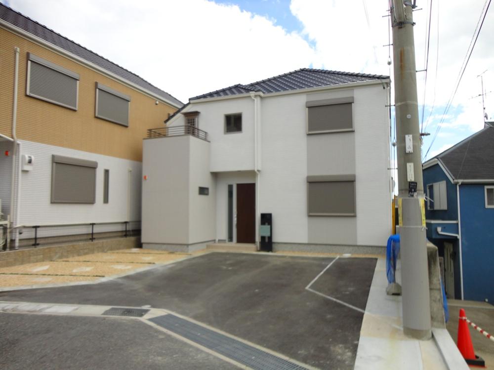 Local photos, including front road. Local (11 May 2013) Shooting