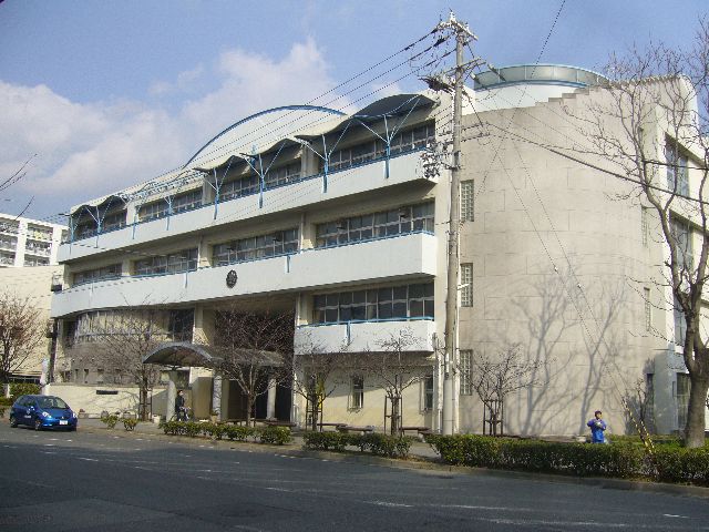 Junior high school. 1100m to Kobe Municipal Uozakinaka school (junior high school)