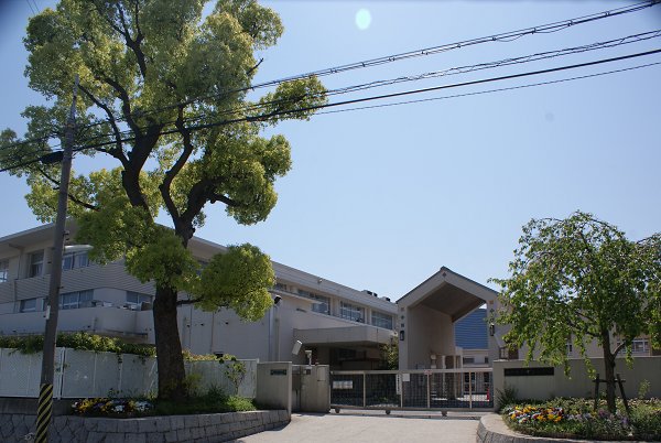 Primary school. Uozaki 200m until junior high school (elementary school)