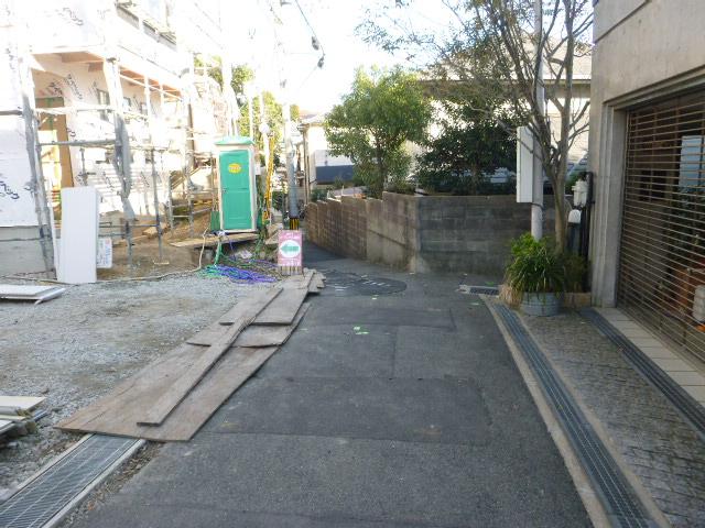 Local photos, including front road.  ■ Frontal road