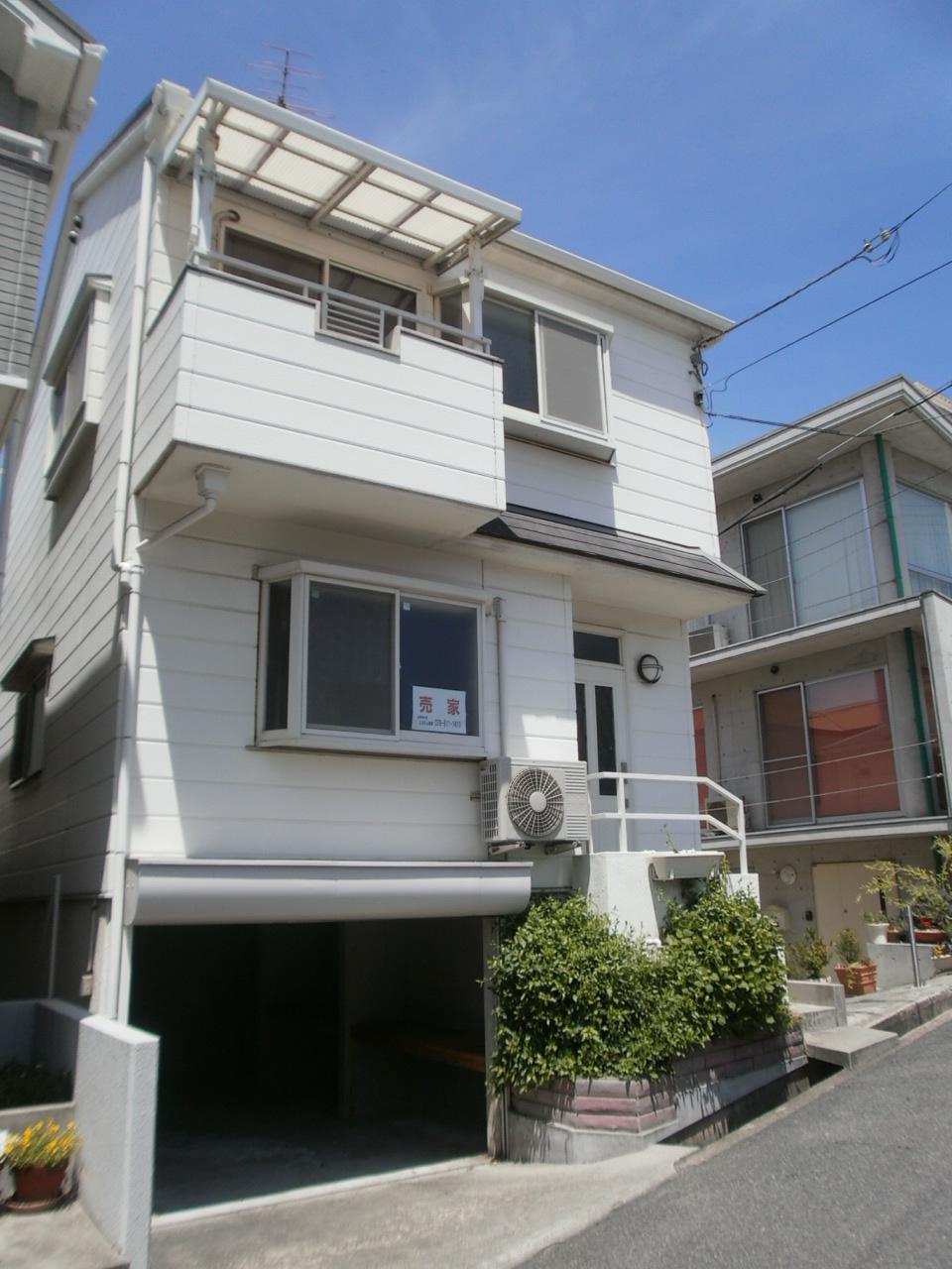 Local appearance photo. There is a shutter with a garage, Sunny home in the corner lot. Stylish feel of white keynote is not fit to Hiso streets.