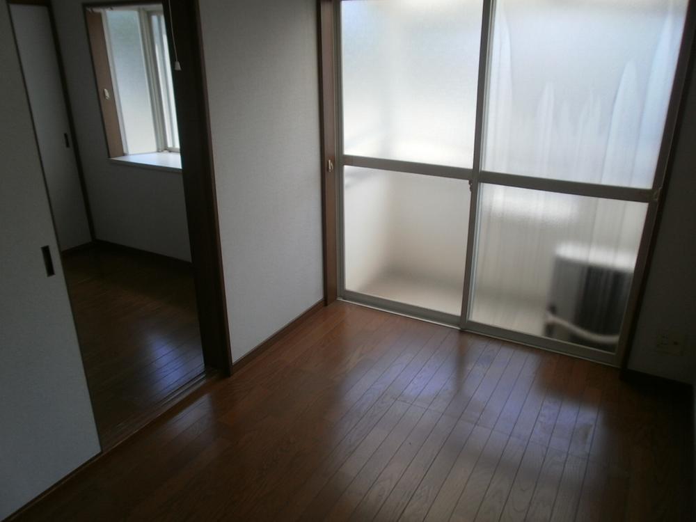 Non-living room. Floor is the flooring of which you can use still.