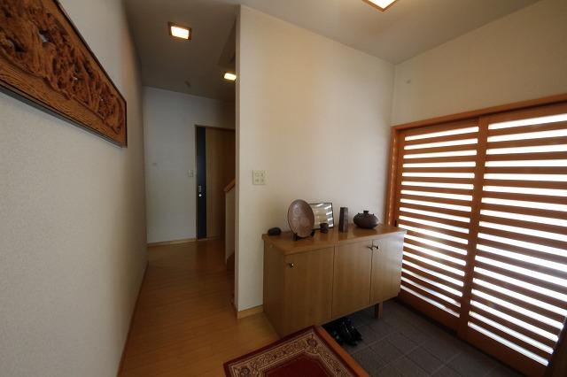 Entrance. Entrance door is equipped with auto-lock function.