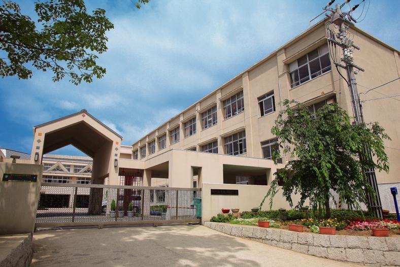 Primary school. Municipal Uozaki until elementary school 380m