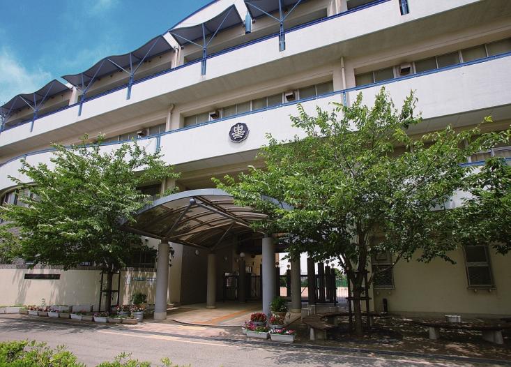 Junior high school. Municipal Uozakinaka to school 1040m