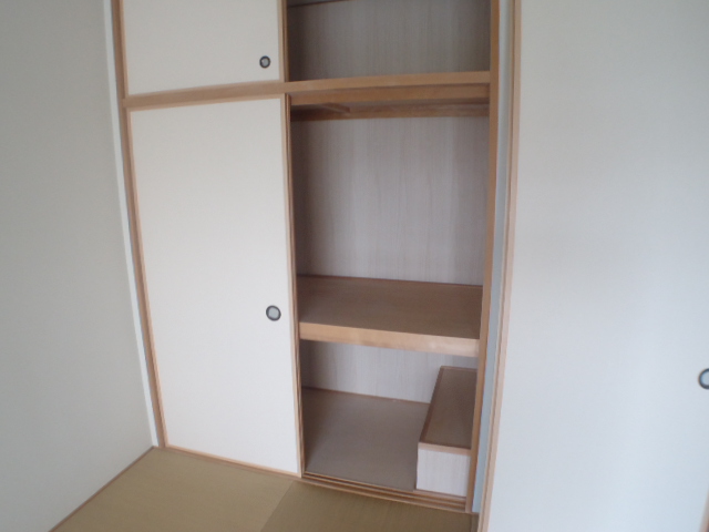 Receipt. Storage of with upper closet.