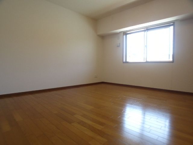 Living and room. 8.1 Pledge spacious bedroom.