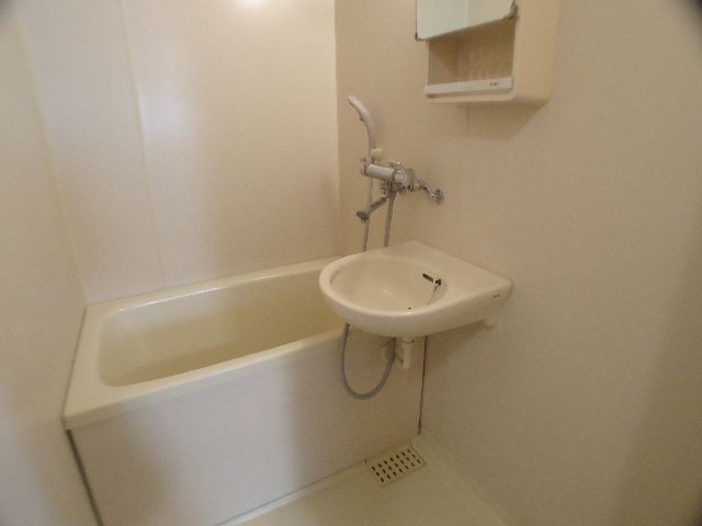 Bath. Reference photograph (same property other Room No.)