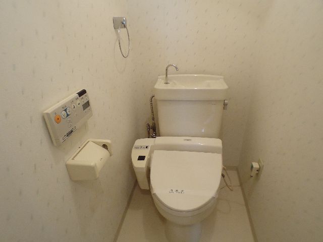Toilet. Reference photograph (same property other Room No.)