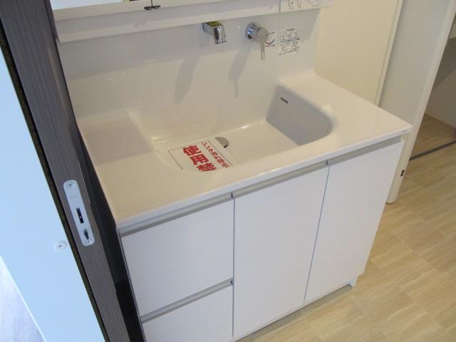 Wash basin, toilet. (December 2013) Shooting