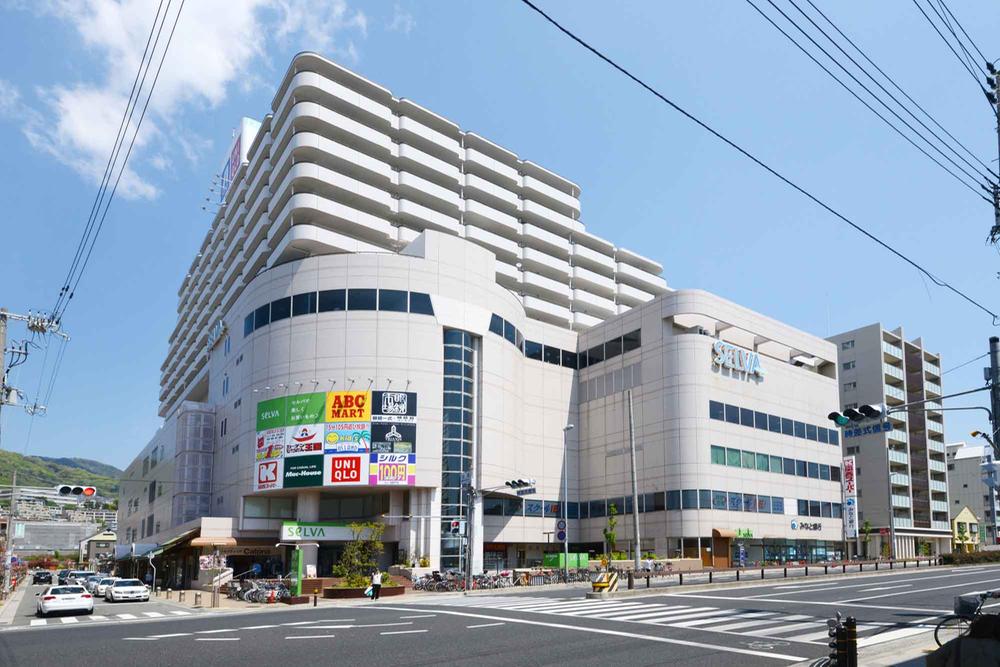 Other. Kansai Super and Arca drag, Building complex consisting of a large number of specialty stores such as Uniqlo. There is also a fitness gym.