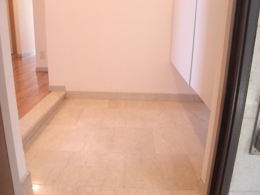 Entrance. Spacious entrance