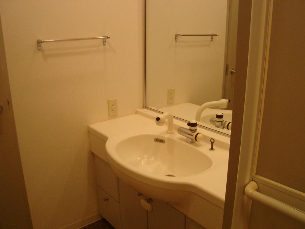 Washroom. With shampoo dresser