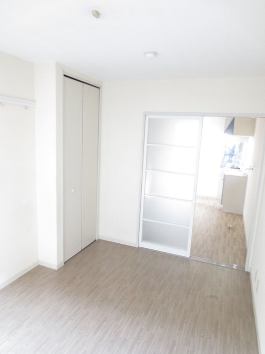 Living and room. 1-neck with gas stove