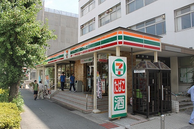 Convenience store. 450m to Seven-Eleven (convenience store)