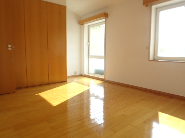 Living and room. Western-style 8.5 Pledge