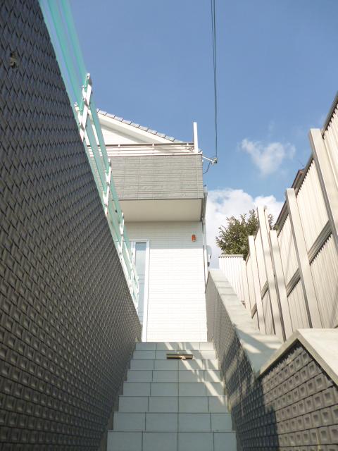 Entrance. Approach to the door