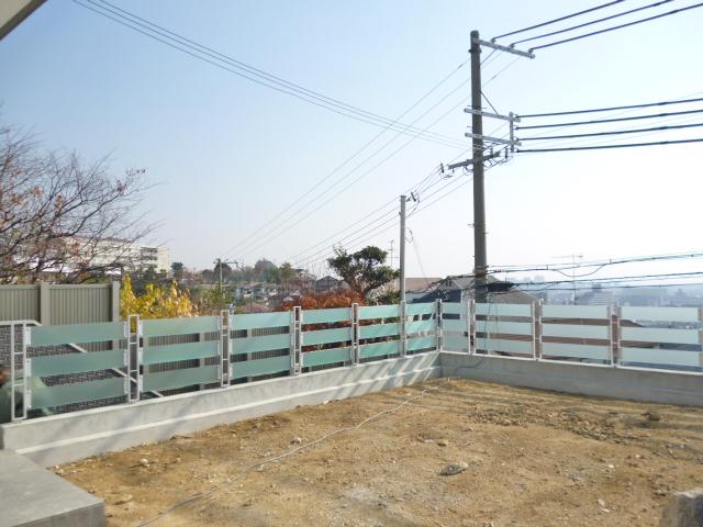 Garden. There is a garden on the south side. 