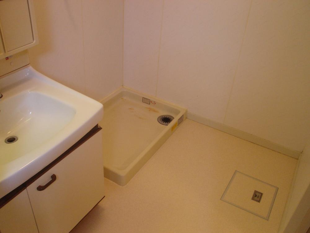 Washroom. Spacious washroom