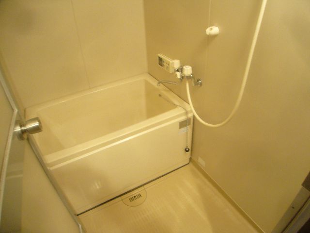 Bath. Spacious bathroom with add cooking function.