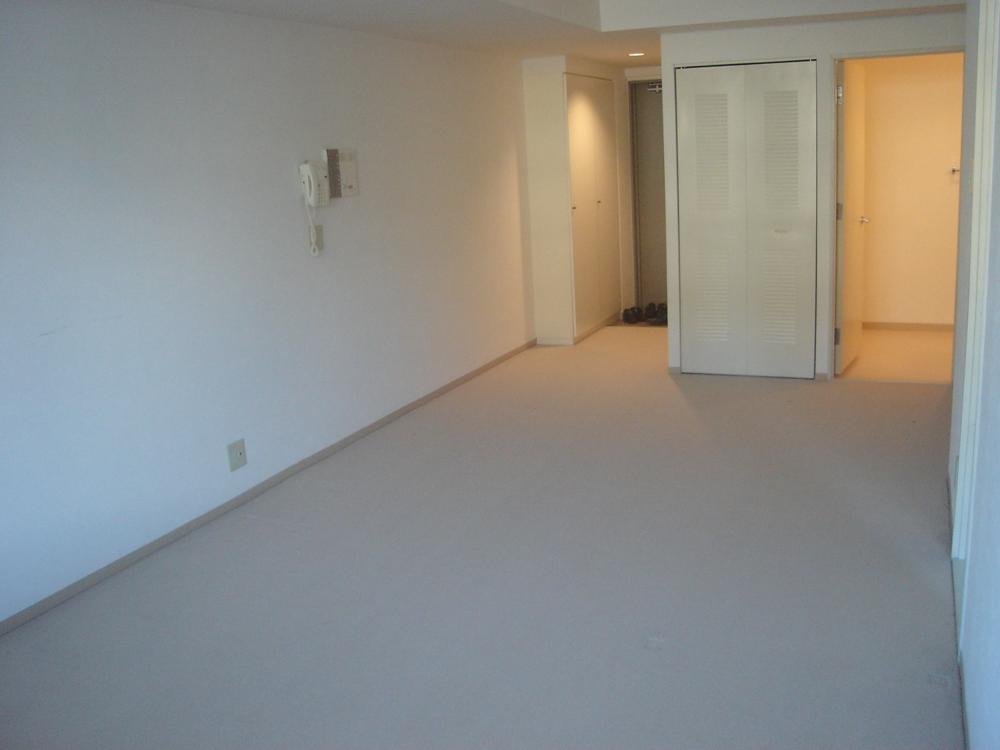 Living and room. Day good spacious living