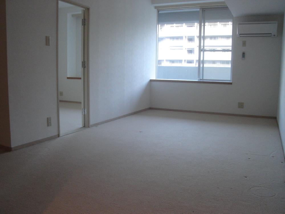 Living and room. Day good spacious living