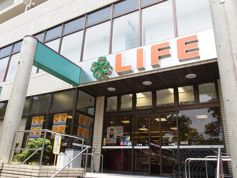 Supermarket. 700m up to life Mikage shop