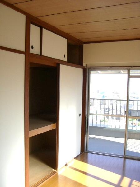 Other room space. Southwest Western-style closet