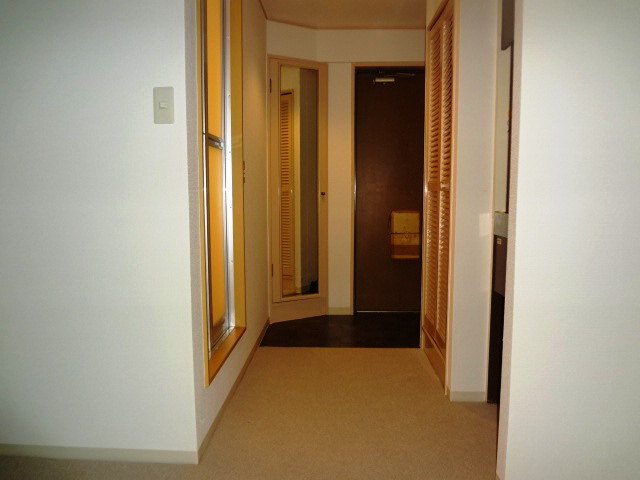 Living and room. aisle