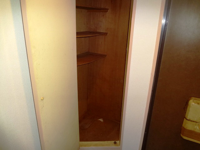 Receipt. Entrance next to storage