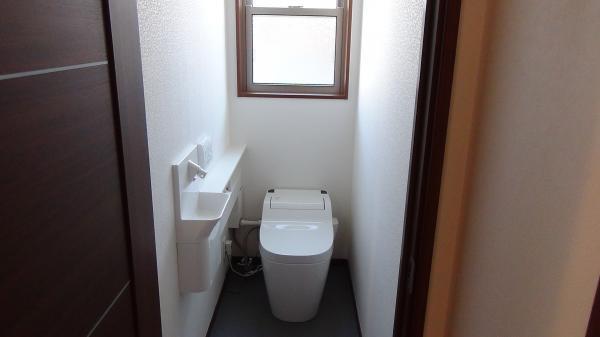 Toilet. Tankless toilet