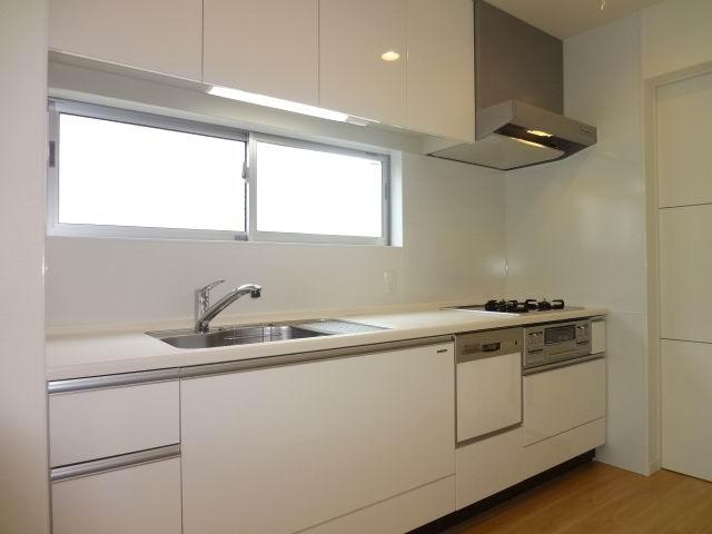 Kitchen. Second floor kitchen. Down Wall ・ Dish washing dryer with system Kitchen. 