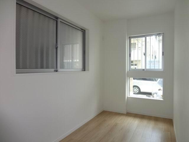 Non-living room. 1 Kaiyoshitsu 4.5 Pledge. Two-sided lighting ・ It is with a closet. 