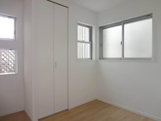 Non-living room. 1 Kaiyoshitsu 5.5 Pledge. Two-sided lighting ・ It is with a closet. 