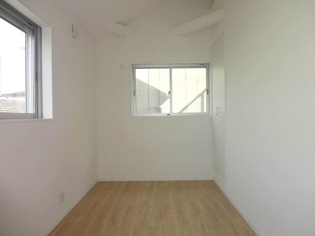 Non-living room. 3 Kaiyoshitsu 5.1 Pledge. Two-sided lighting ・ It is with a closet. 