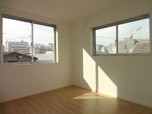 Non-living room. 3 Kaiyoshitsu 6.1 Pledge. Two-sided lighting ・ It is with a closet. 