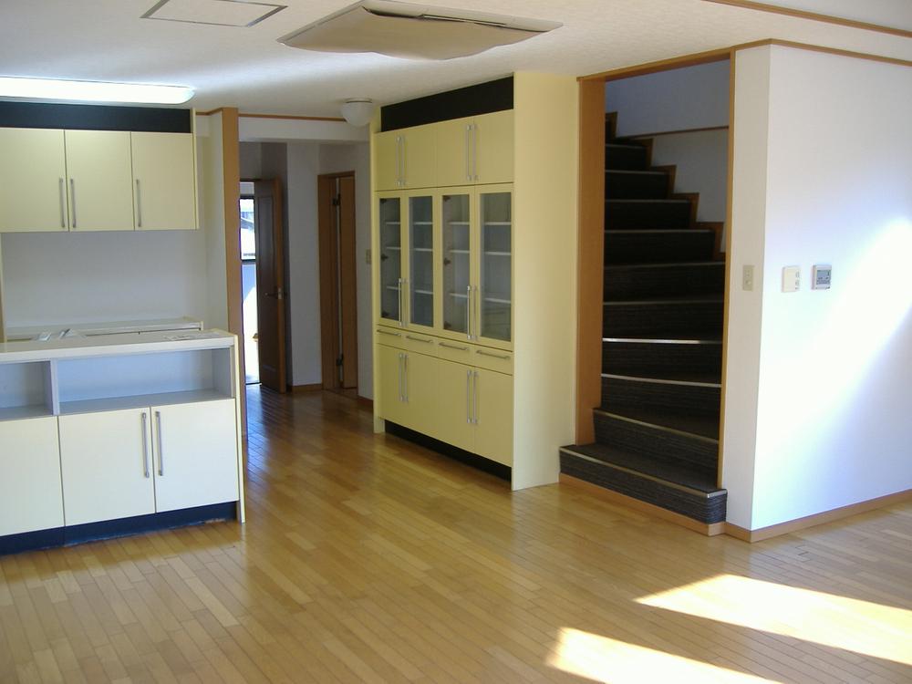 Living. Second floor LDK23 Pledge. Flooring repair.