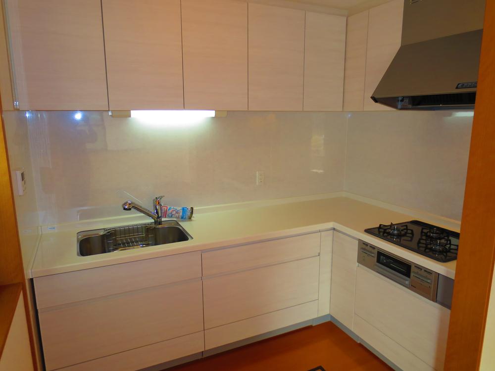 Kitchen. Easy cooking in the L-shaped kitchen.