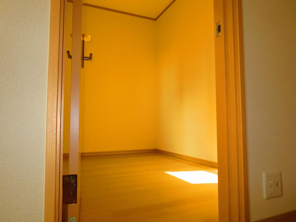 Receipt. Let's widely use the room and packed up in a wide closet.