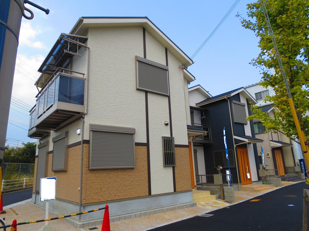 Local appearance photo. Conveniently located on the boulevard. It is within walking distance to the station.