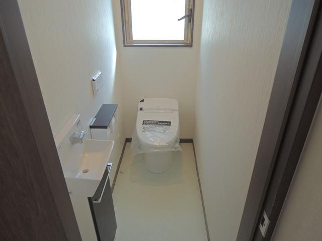 Toilet. Indoor (11 May 2013) Shooting