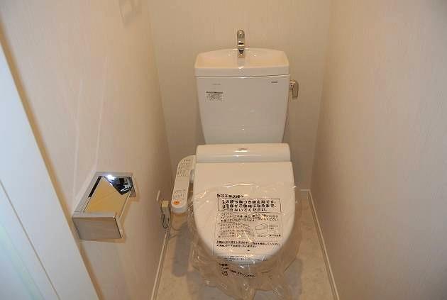 Toilet. Indoor (12 May 2013) Shooting